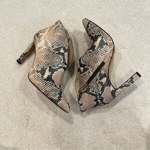NWOT Vince Camuto Sestrind Snakeprint Pointy Toe Heel Ankle Boots sz 7.5M